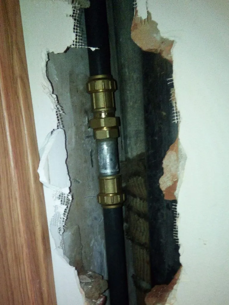 Țeavă de apă fisurată, reparată
