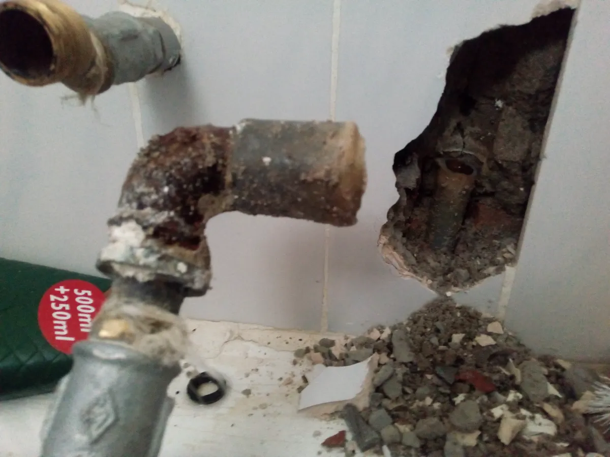 Țeavă ruptă în perete, reparată