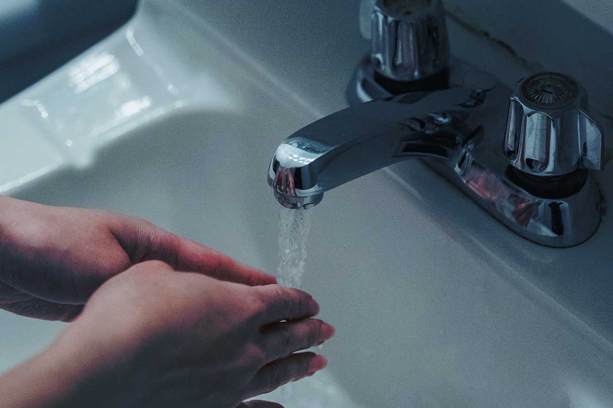 Instalator la lucru într-o baie din Brașov